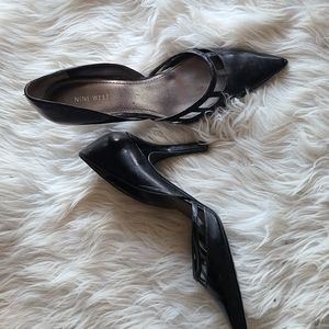 Black pumps
